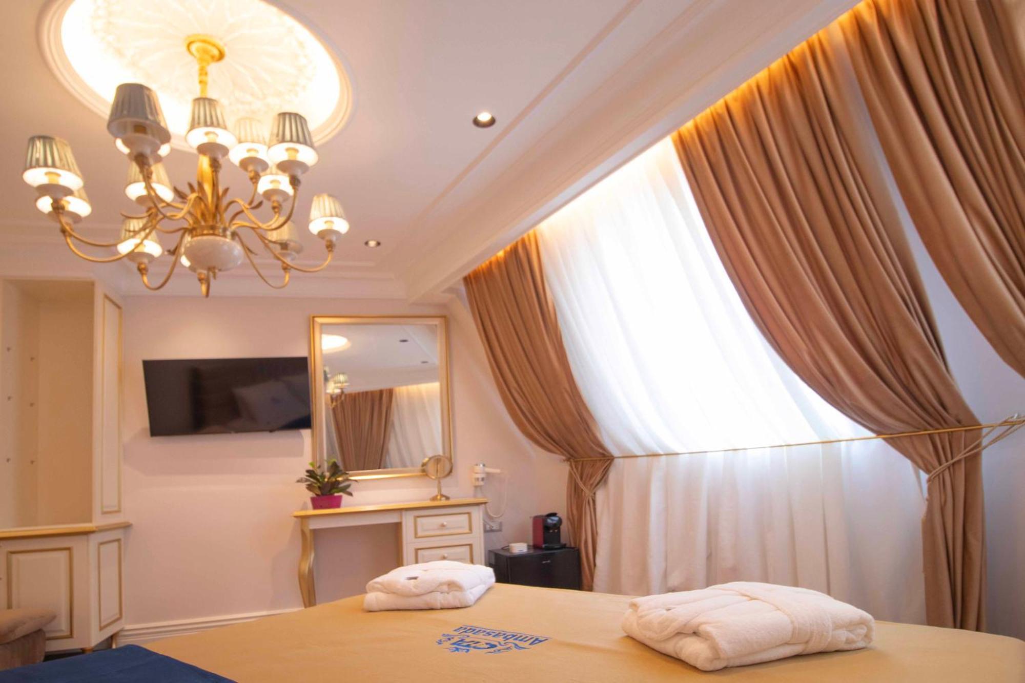 Hotel Ambasada Qta Paskuqan Екстер'єр фото