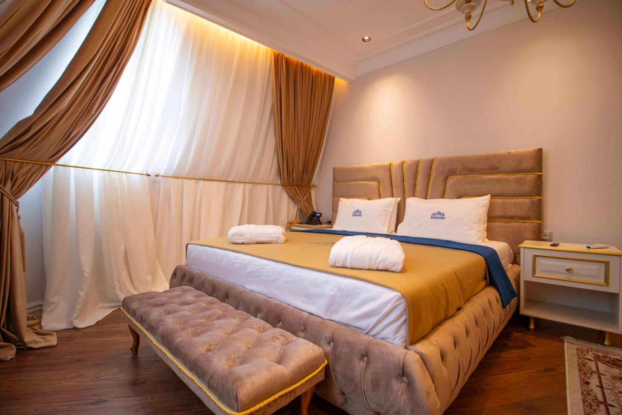 Hotel Ambasada Qta Paskuqan Екстер'єр фото