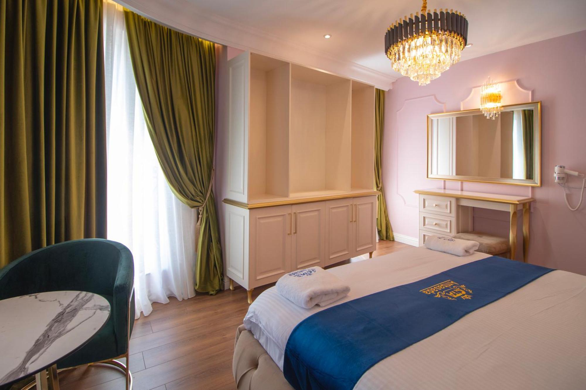 Hotel Ambasada Qta Paskuqan Екстер'єр фото