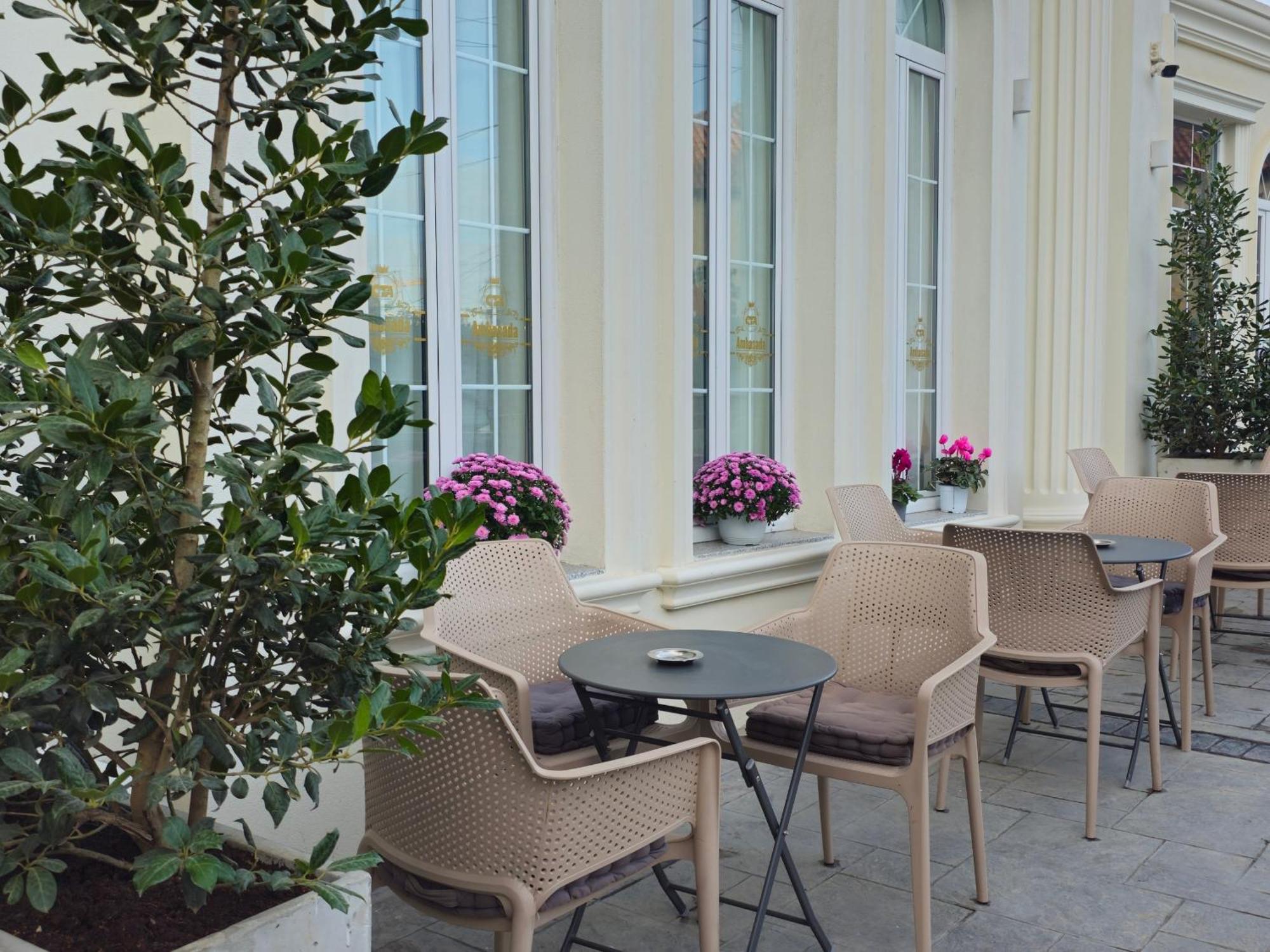 Hotel Ambasada Qta Paskuqan Екстер'єр фото